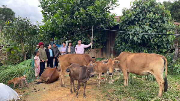 Thành viên Ban Đại diện HĐQT NHCSXH xã Đăk Tờ Kan kiểm tra, giám sát hoạt động tín dụng chính sách tại cơ sở