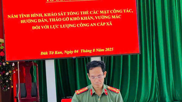TỔ CÔNG TÁC SỐ 15 – CÔNG AN TỈNH QUẢNG NGÃI LÀM VIỆC VỚI CÔNG AN XÃ ĐĂK TỜ KAN