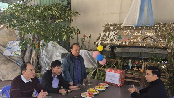 Thăm, tặng quà và chúc mừng cơ sở tôn giáo trên địa bàn xã Đăk Tờ Kan nhân dịp Lễ Giáng sinh năm 2025